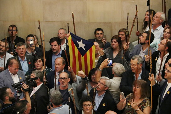 Catalan mayors in parliament after the declaration of independence on October 27 (by Maria Bélmez)
