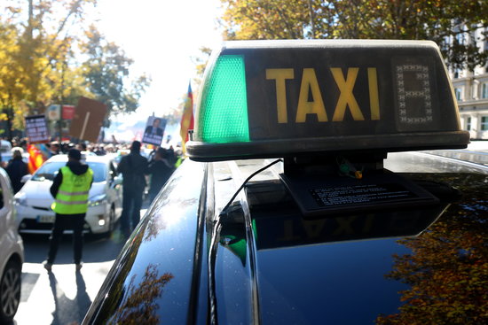 A taxi in Barcelona during a protest in November 2017 (by Gemma Sànchez)