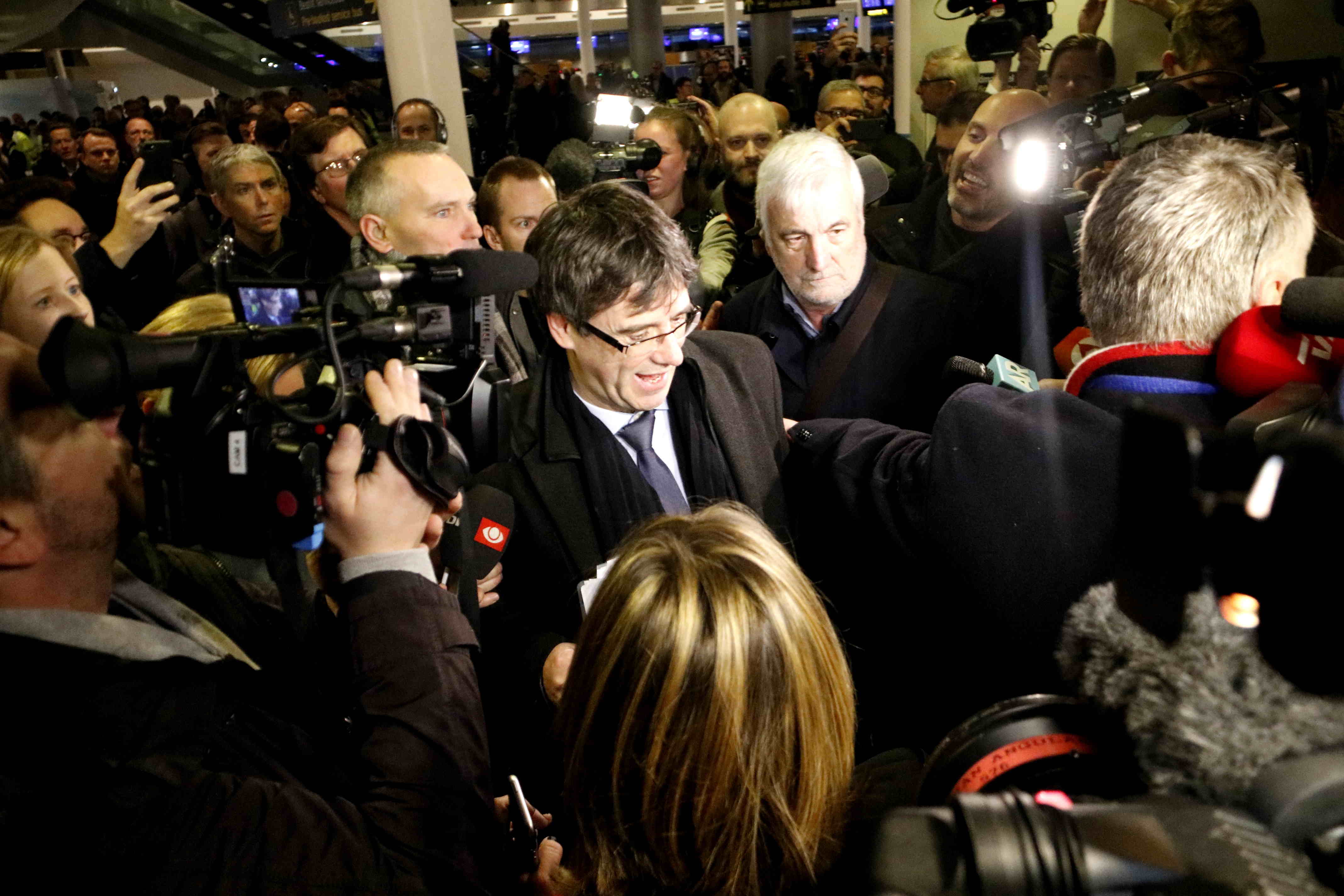 Carles Puigdemont arrives in Copenhagen with his traveling companions (by Rafa Garrido)