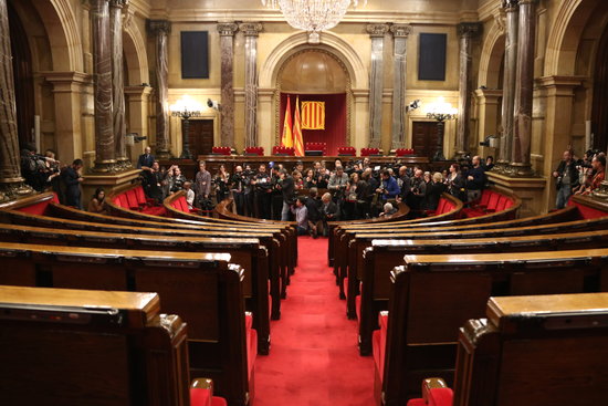 The Catalan parliament with some photographers on January 30, 2018 (by Elisenda Rosanas)