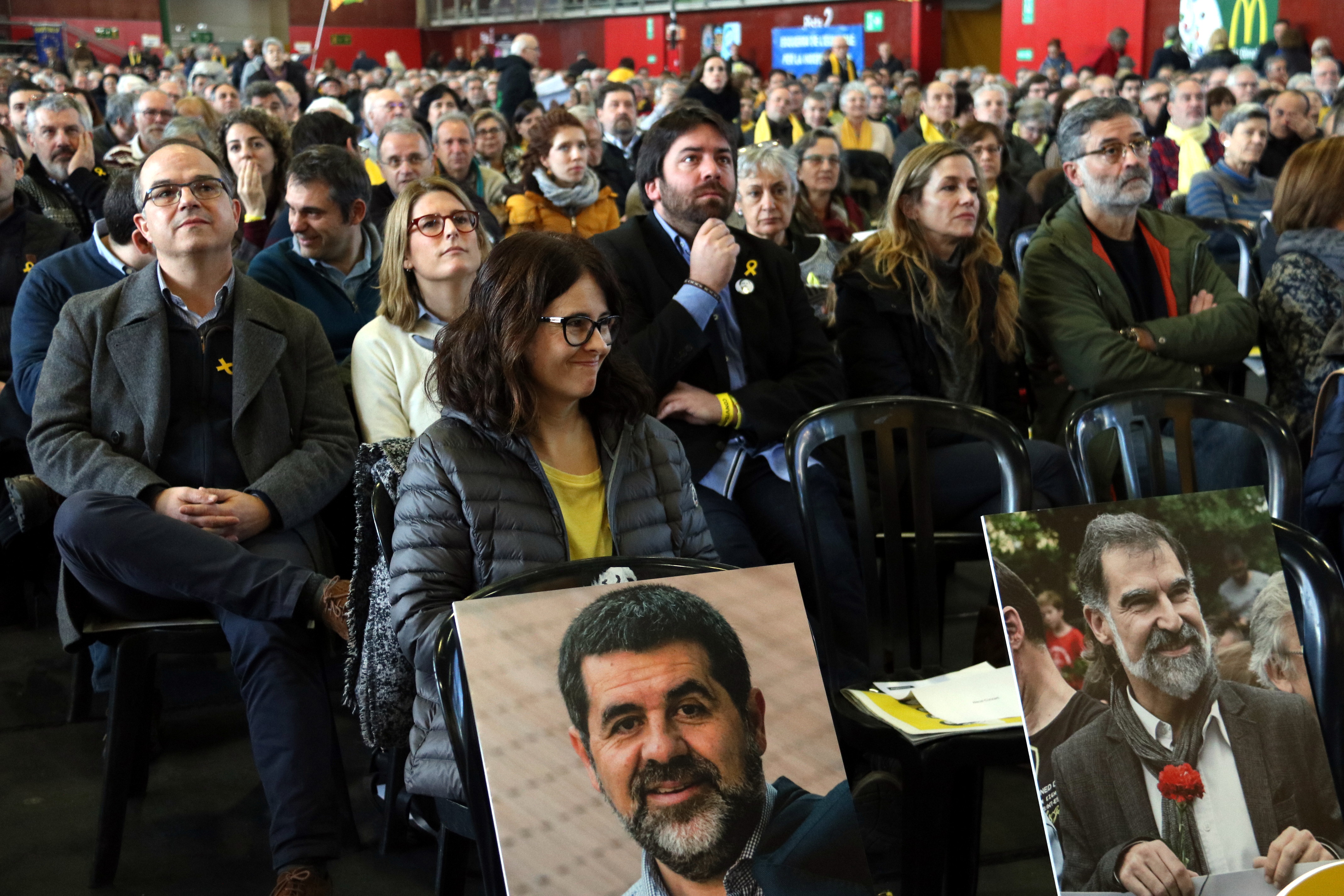 A portrait of Jordi Sànchez (left) at a Catalan National Assembly meeting (by Maria Bélmez)