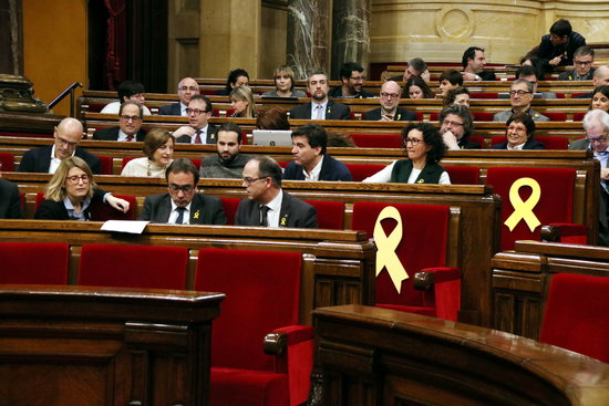 Some pro-independence MPs in Parliament with yellow ribbons on some seats in solidarity with the imprisoned lawmakers