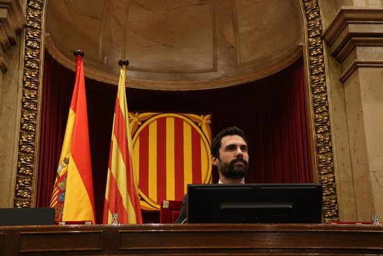Speaker Roger Torrent at the Catalan Parliament (by Elisenda Rosanas)