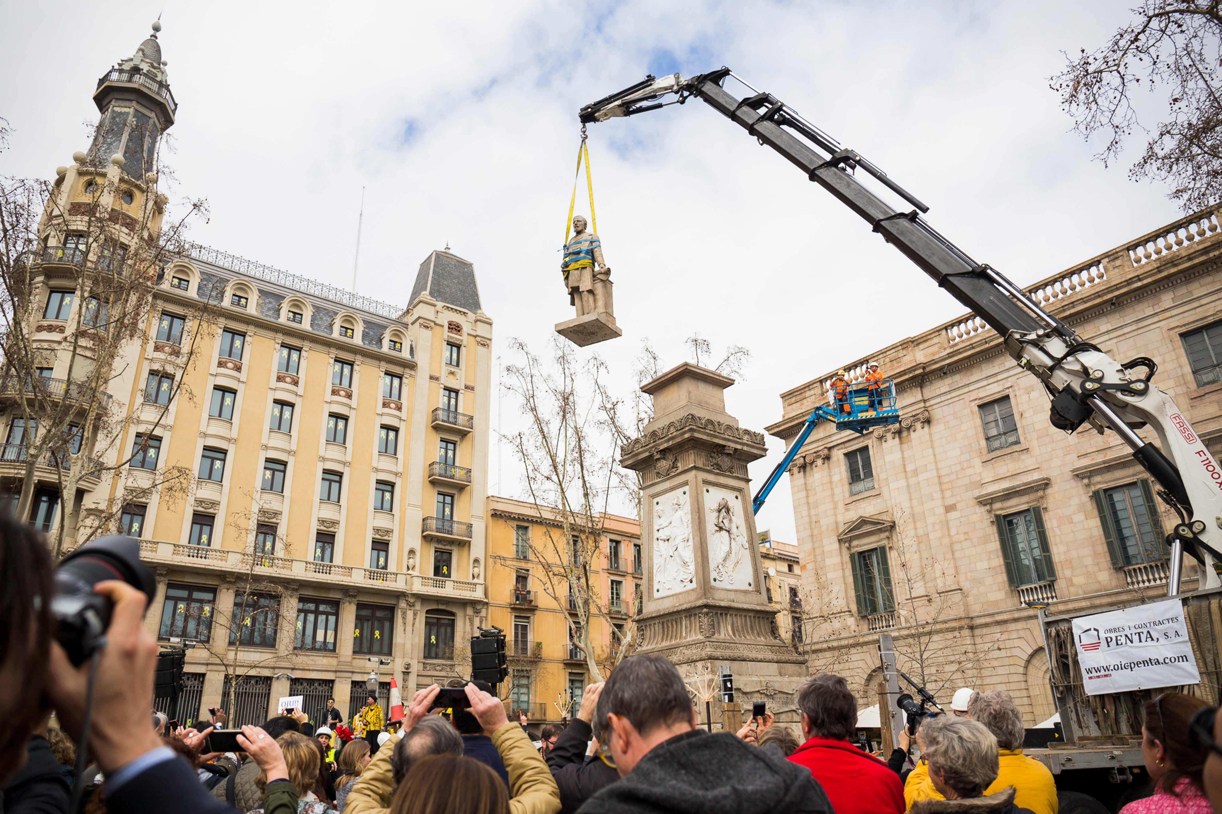 A crane removing the statue of Antonio López i López in Barcelona on March 4 2018 (photo from the Barcelona City Hall)