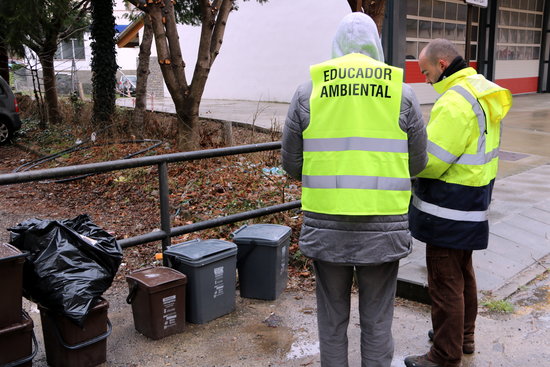 Environmental educator checking rubbish  (by Marta Lluvich)
