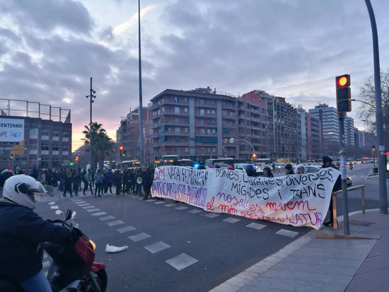 A protest cutting a major road in Barcelona, Avinguda Meridiana on early March 8, 2018 (by CDR Nou Barris) 