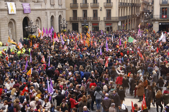 Protesters in central Barcelona on International Women's Day (by ACN)