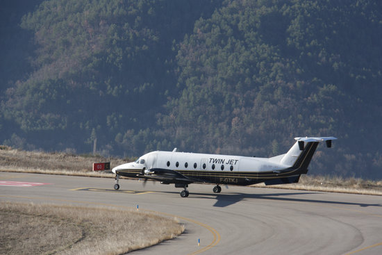 Twin Jet plane at Andorra-La Seu d'Urgell airport on Friday (by ACN)