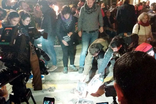People burning pictures of the Spanish king in Banyoles (by Moisès Camós)