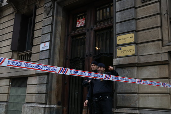 The surroundings of Òmnium HQ cordoned off while the Guardia Civil raids its offices