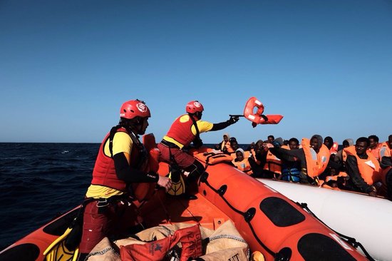 The Proactiva Open Arms team rescuing refugees in the Mediterranean (by Proactiva Open Arms)