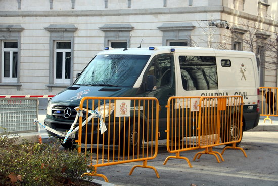 A police van arrives in the National Court in Madrid carrying Jordi Sànchez inside (by Tània Tàpia)