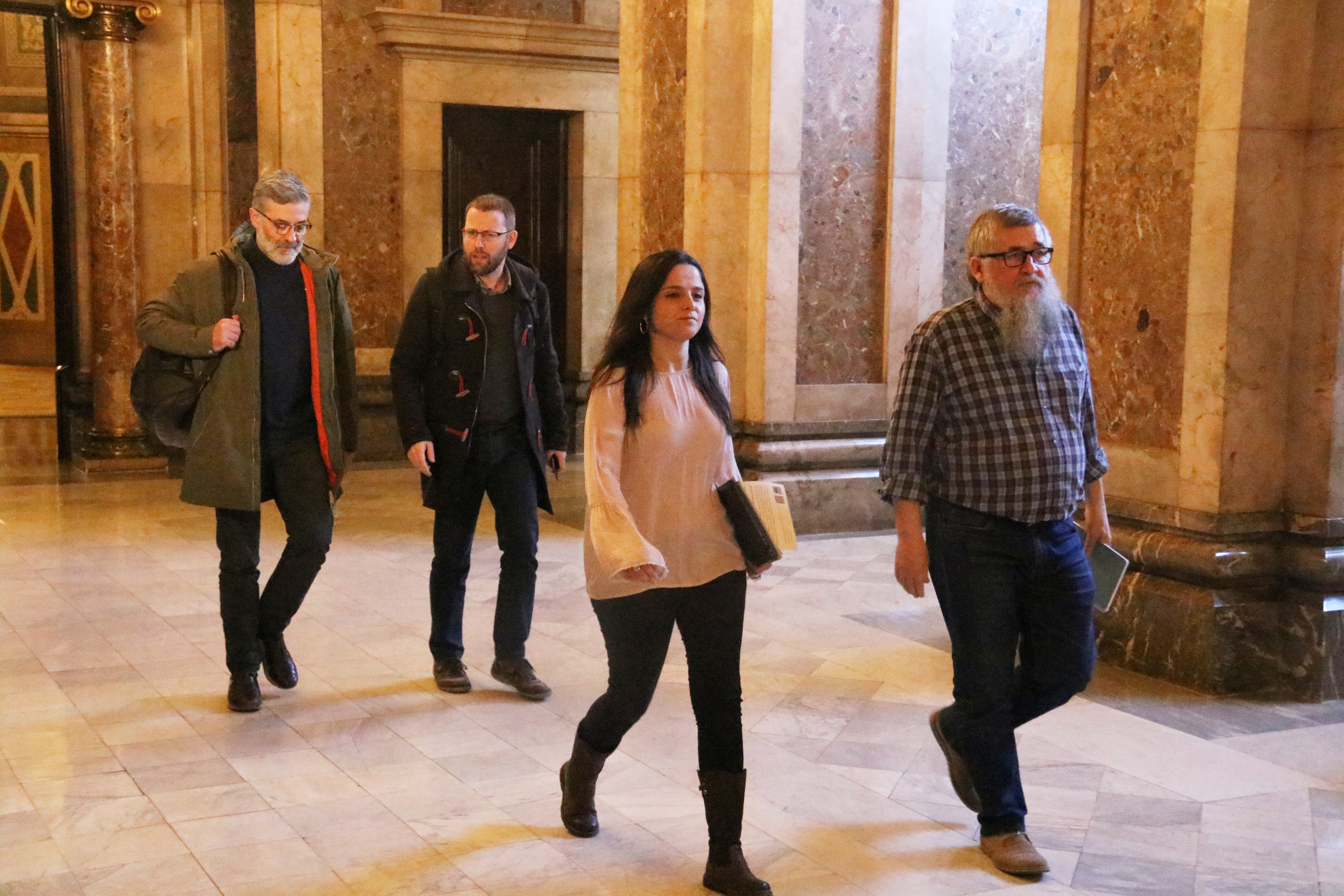 Some CUP officials in the Parliament corridors (by Rafa Garrido)