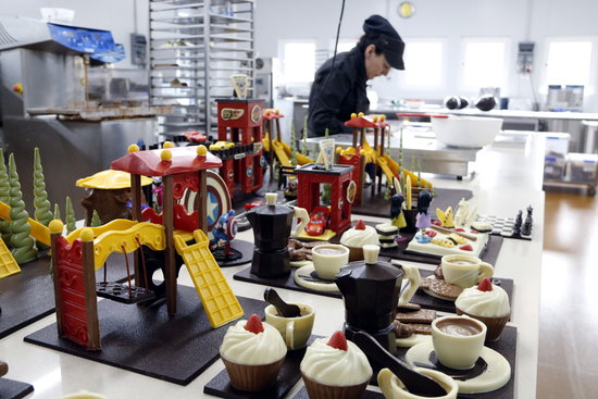 A baker working on toppings for Easter cakes (by ACN)