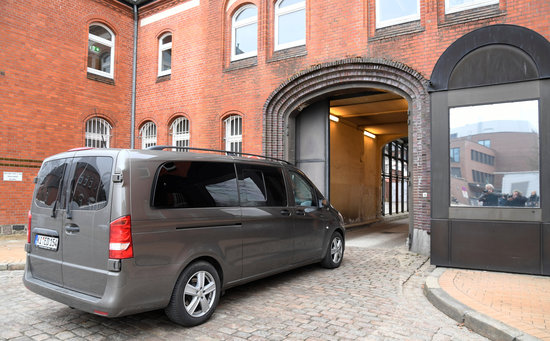 A police van allegedly taking Carles Puigdemont in the prison in Neumünster, Germany (by Reuters/Fabian Bimmer)