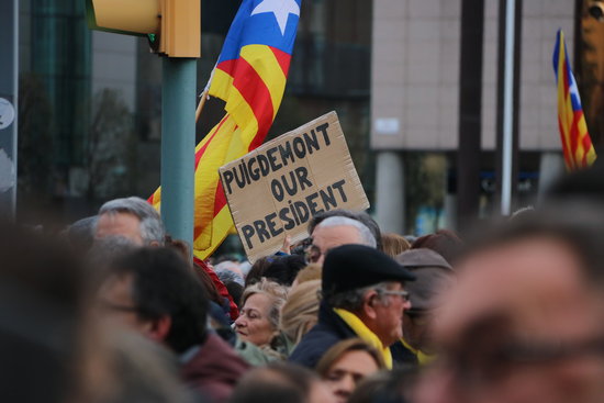Protester in Tarragona holding a sign in support of the deposed president Carles Puigdemont (by Sílvia Jardí)