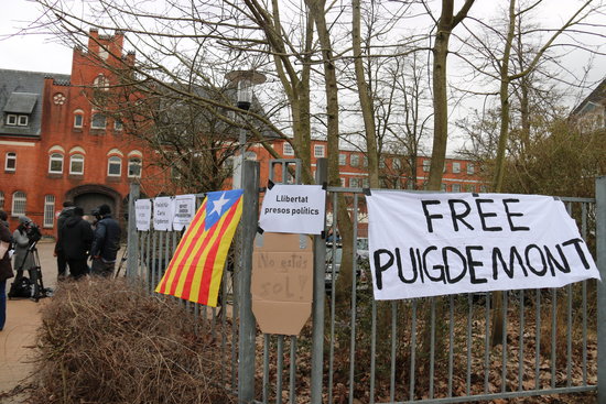 Political signs in front of Germany's Neumünster prison (by Guifré Jordan)