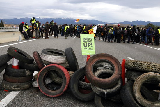 Protesters block the AP-7 highway near Figueras, north of Catalonia (Marina López)