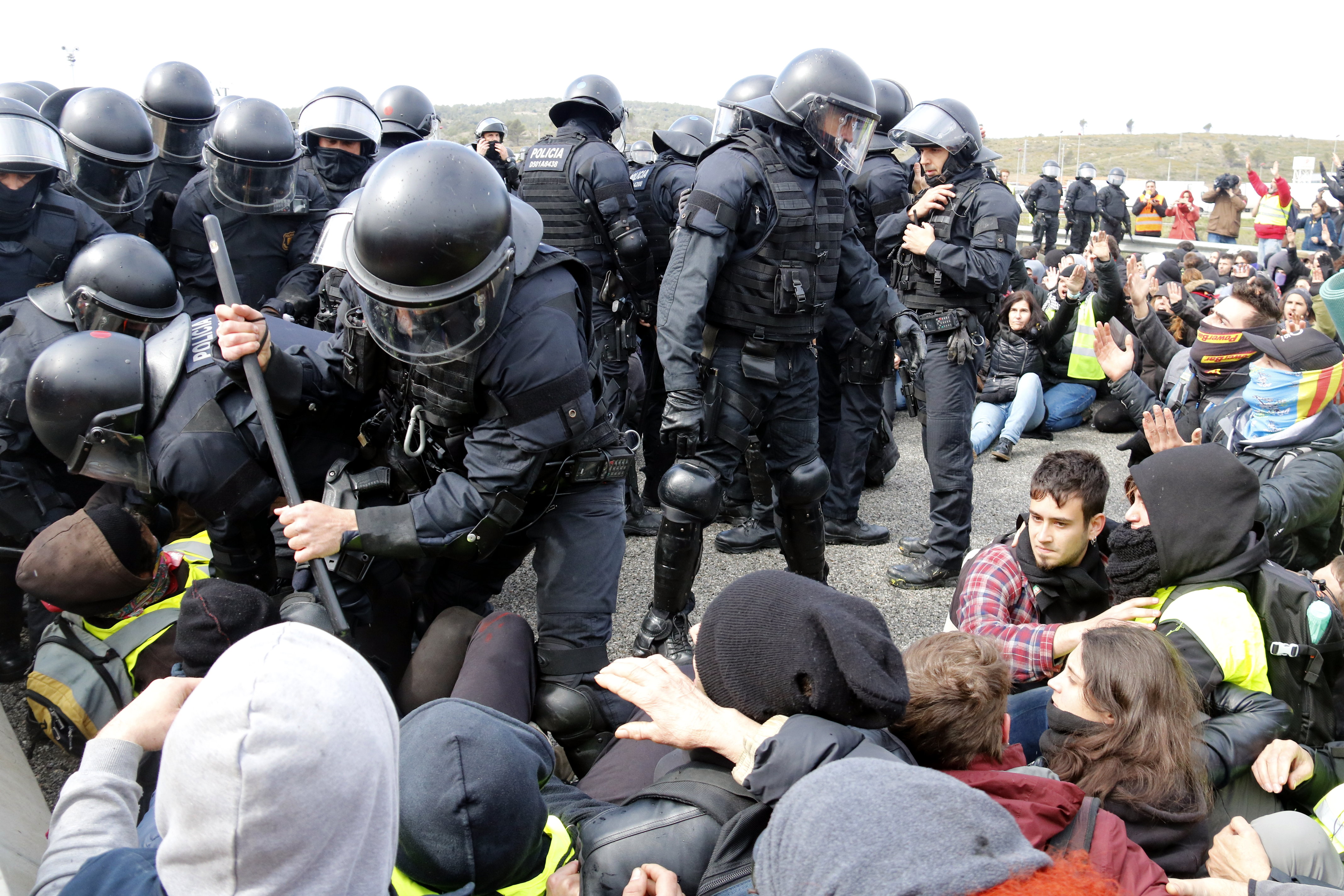 Police officers remove protesters from the AP-7 motorway in Figueras on Tuesday (Marina López)