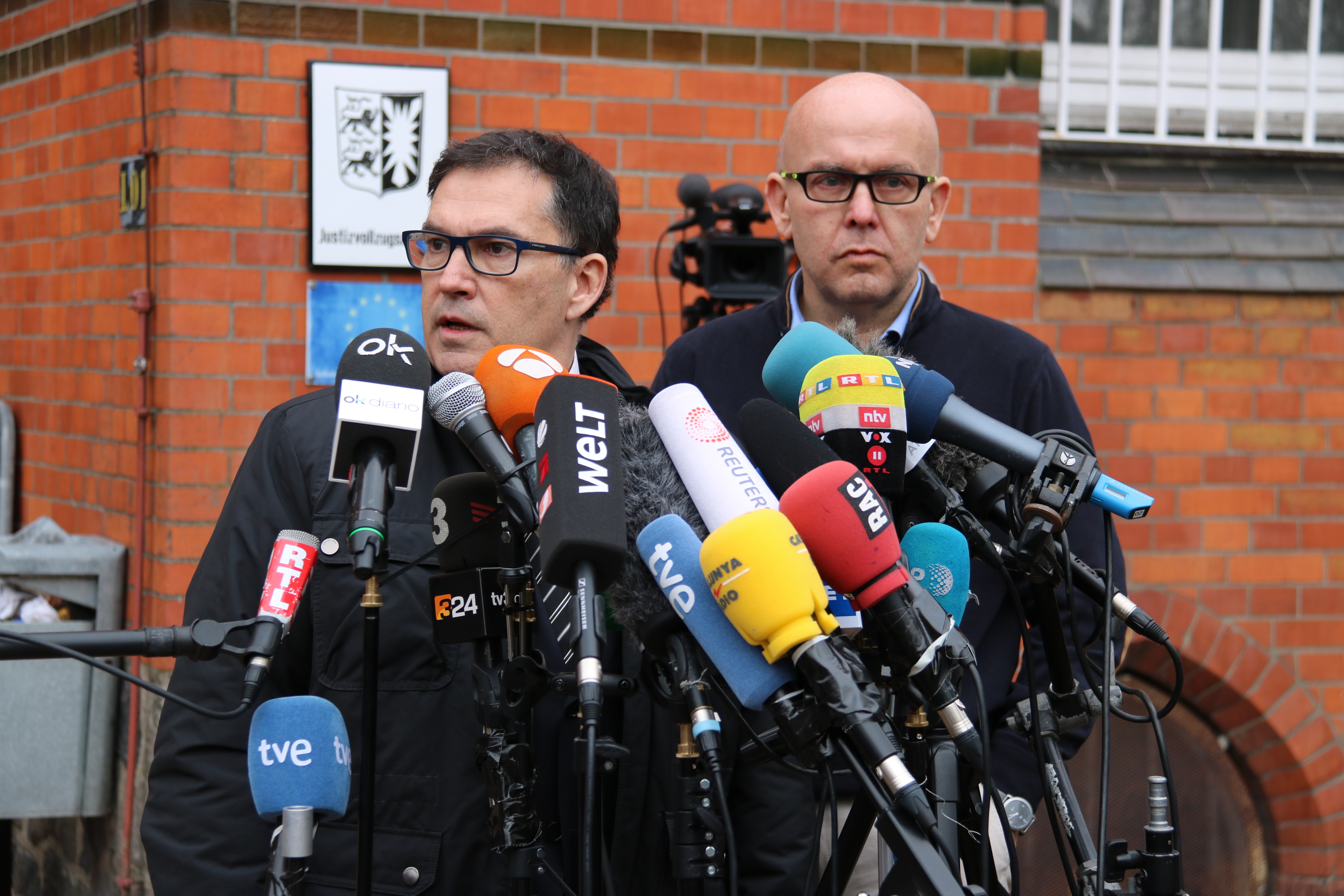 Jaume Alonso-Cuevillas, Carles Puigdemont's lawyer, and lawyer Gonzalo Boye in Germany (by ACN)