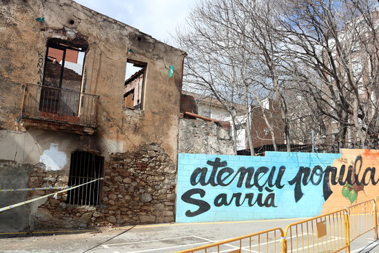 The building that housed the Ateneu Popular de Sarrià community center after the fire on March 29 2018 (by Pol Solà)