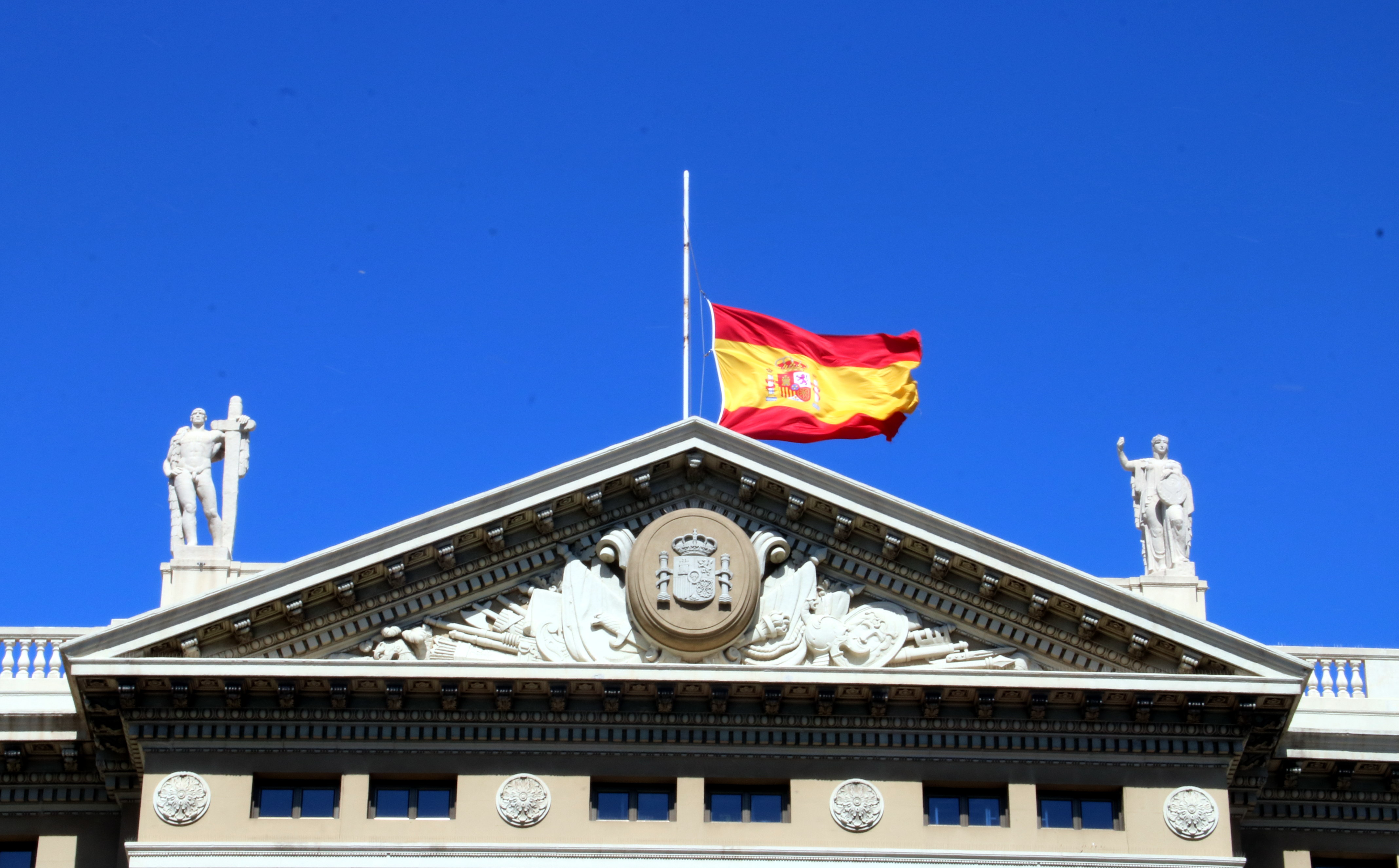 Spanish flag flying at half-mast in a military building in Barcelona (by ACN)
