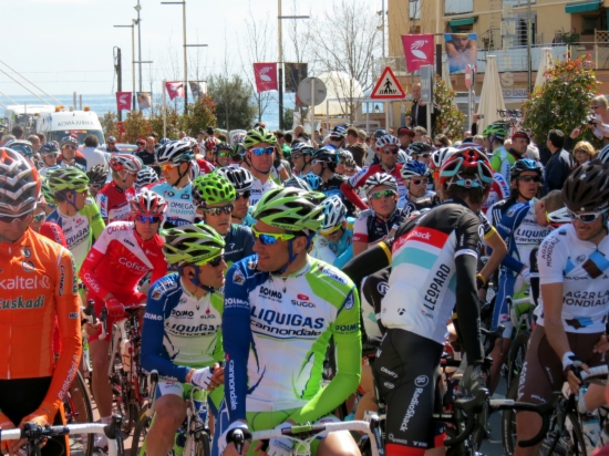 Cyclists prepare for start of Volta a Catalunya in previous edition (by ACN)