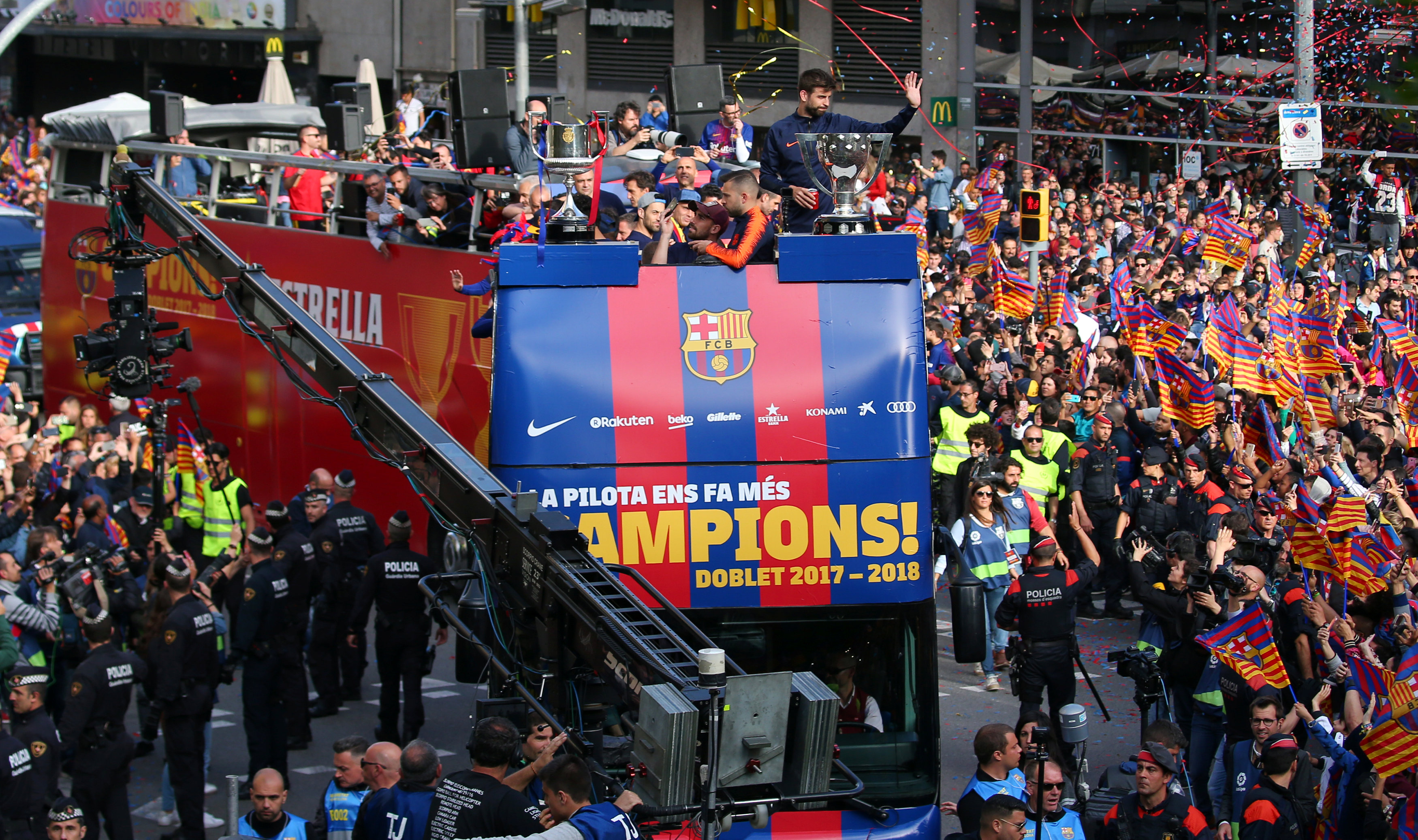 All FCBarcelona players parading in Barcelona streets (by Reuters/Albert Gea)