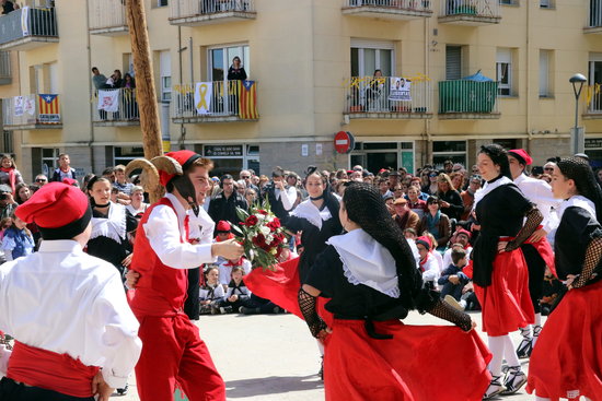People dancing during a Easter celebration (by Jordi Altesa)