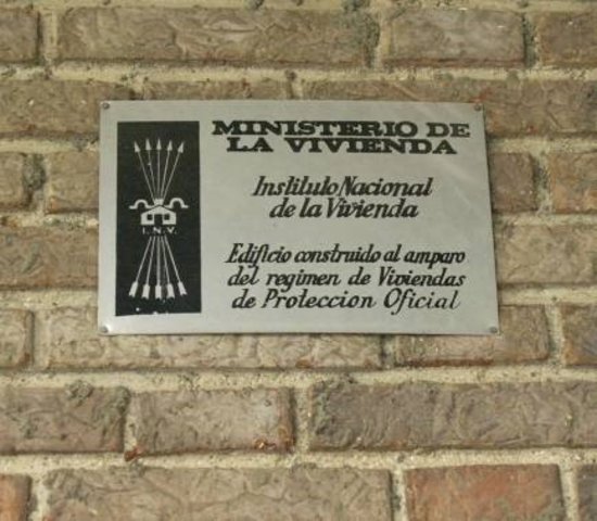A street sign in Lleida dedicated to the Francoist housing ministry (by ACN)