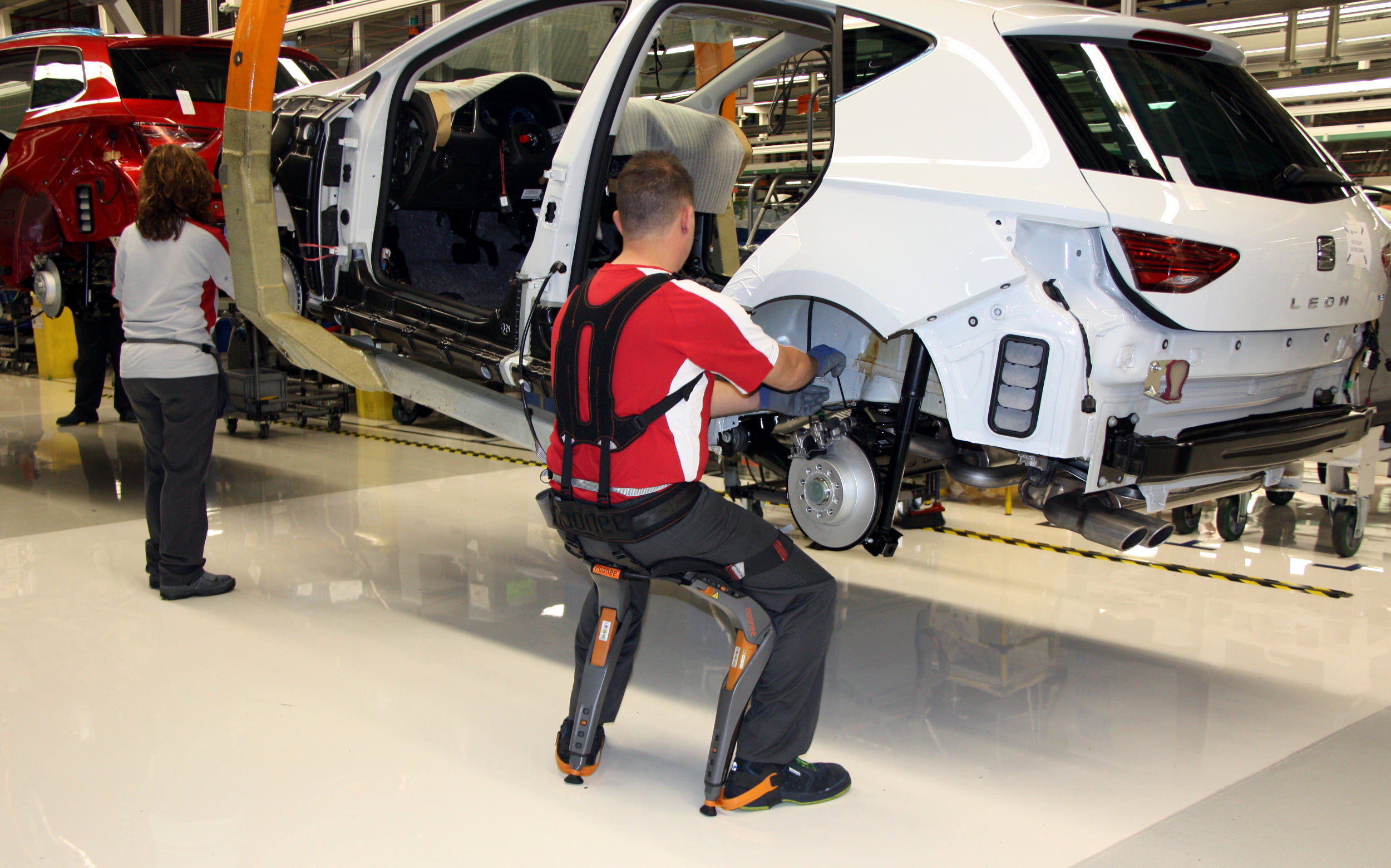 An auto worker with a Seat León in the Martorell plant on April 19, 2018 (by Àlex Recolons)