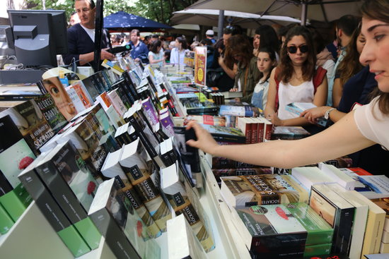 Booksellers and customers on Sant Jordi April 23 2017 (by Lourdes Casademont)