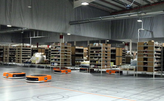 Robots at work at Amazon logistics centre in Castellbisbal (by ACN)