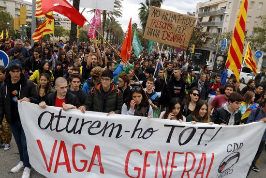 People marching on November 8 in Catalonia (by ACN)