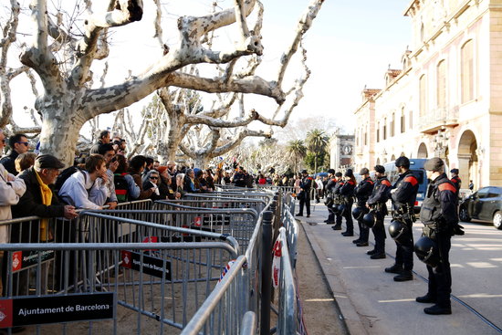 Protesters in front of the Catalan parliament on January 30 (by ACN)
