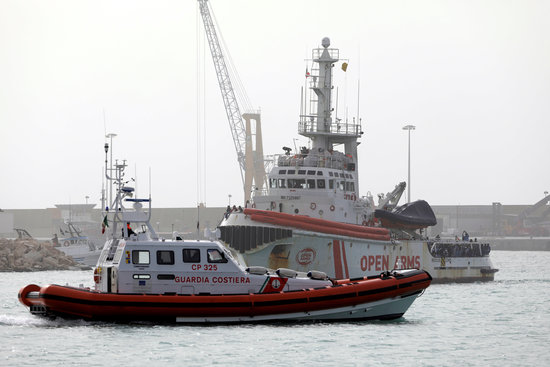 Proactiva Open Arms' refugee rescue ship (behind) (by Reuters / Antonio Parrinello)