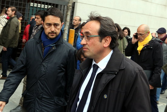 Deposed territory minister Josep Rull in the foreground, with foreign affairs minister Raül Romeva in the background outside the Spanish Supreme Court on March 23, 2018 (by Pol Solà)