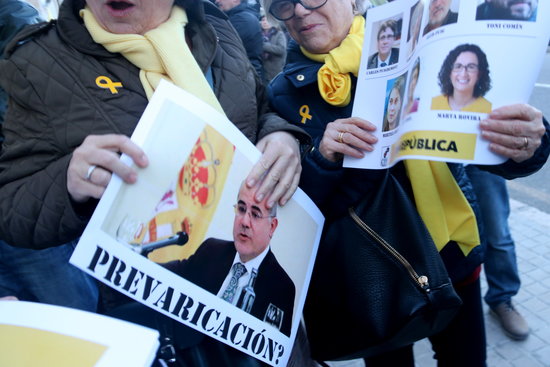 Protester carrying a banner with the picture of the Spanish Supreme Court judge Pablo Larena, reading “Prevaricación?” (Perversion of justice) (by Jordi Marsal)