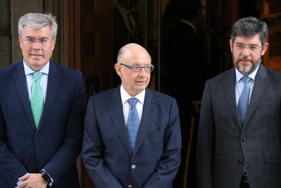 Spanish treasury minister Cristóbal Montoro (middle), alongside State Secretary of Budget Alberto Nadal (right) and of treasury José Enrique Fernández Moya (left) on April 4 2018 (by Roger Pi de Cabanyes)  