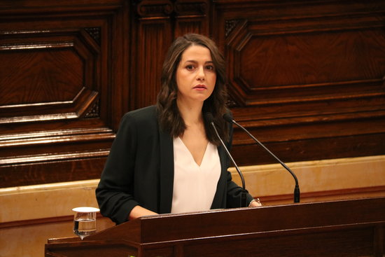 Leader of C's in Catalonia Inés Arrimadas speaks at the Parliament lectern on April 5 2018 (by Bernat Vilaró)