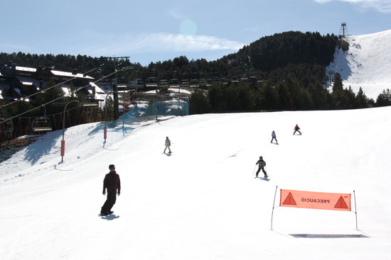 Skiers on the slopes of La Molina (by ACN)