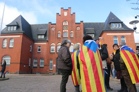 People wearing Catalan independence flags in front of the Neumünster prison (by Guifré Jordan)