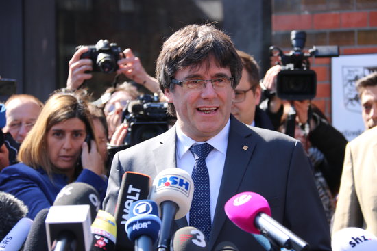 Deposed Catalan president Carles Puigdemont speaks to the press after being released (by Guifré Jordan)