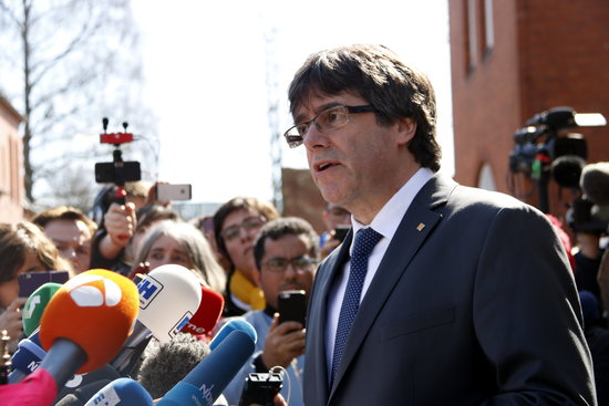 Carles Puigdemont outside the Neumünster prison (by ACN)