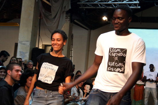 A Senegalese woman and man during the 'Top Manta' collection fashion show on April 6 2018 (by Pol Solà)