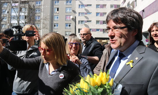 Deposed Catalan president Carles Puigdemont (right) and Junts per Catalunya spokesperson Elsa Artadi in Germany (by Guifré Jordan)