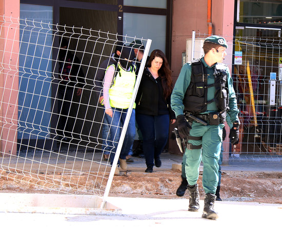 The activist arrested leaves her home escorted by Spanish Guardia Civil officers (by Norma Vidal)