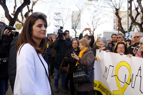 Olg Ricomà outside court in Tarragona, with crowd showing support (by ACN)