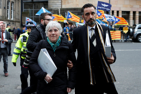 Clara Ponsatí and her lawyer, Aamer Anwar, outside Edinburgh court on April 12, 2018 (by Reuters)
