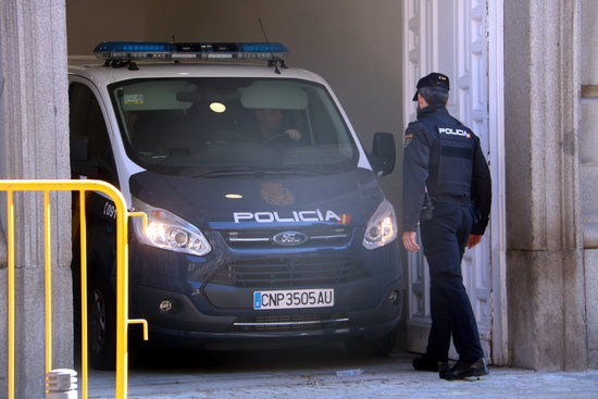 A Spanish police van arrives in the Supreme Court in Madrid /by Tània Tàpia)